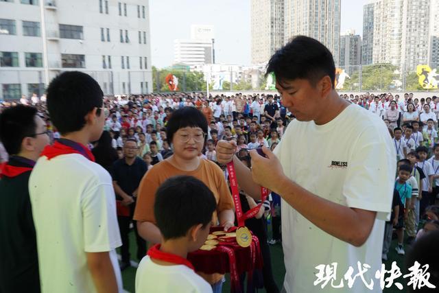 苏超常州队门将走进校园，“开学第一课”传递体育精神